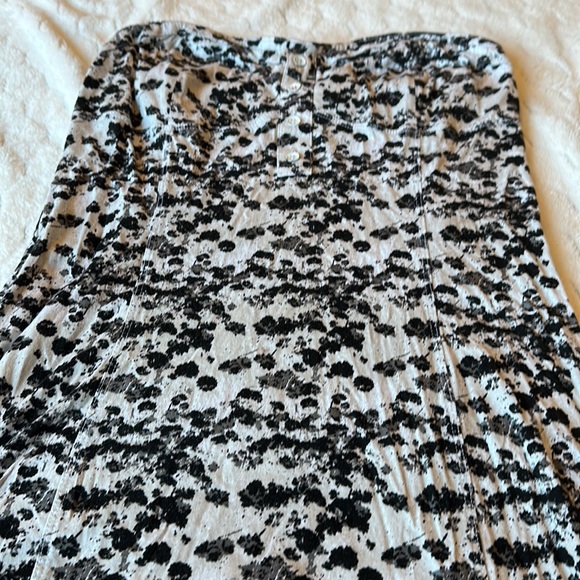 Strapless VolCom dress. Stays up with a sticky strip on top - Picture 2 of 4